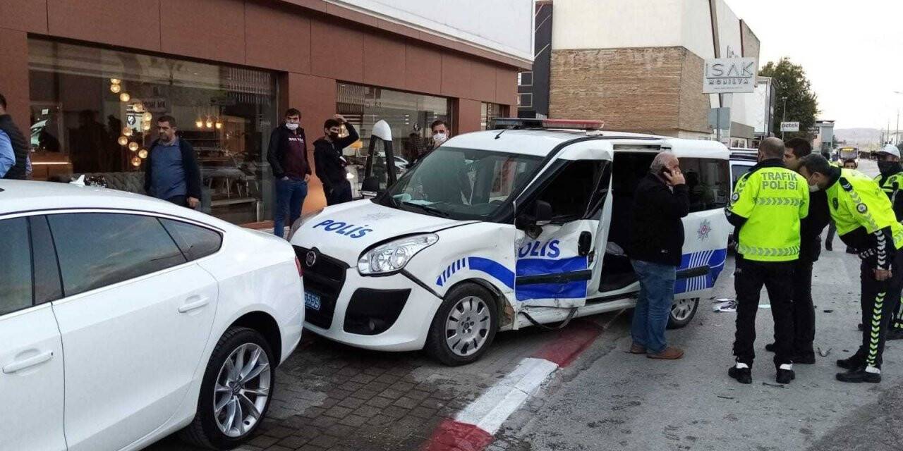 Otomobil ile polis otosu çarpıştı: 2’si polis 3 yaralı