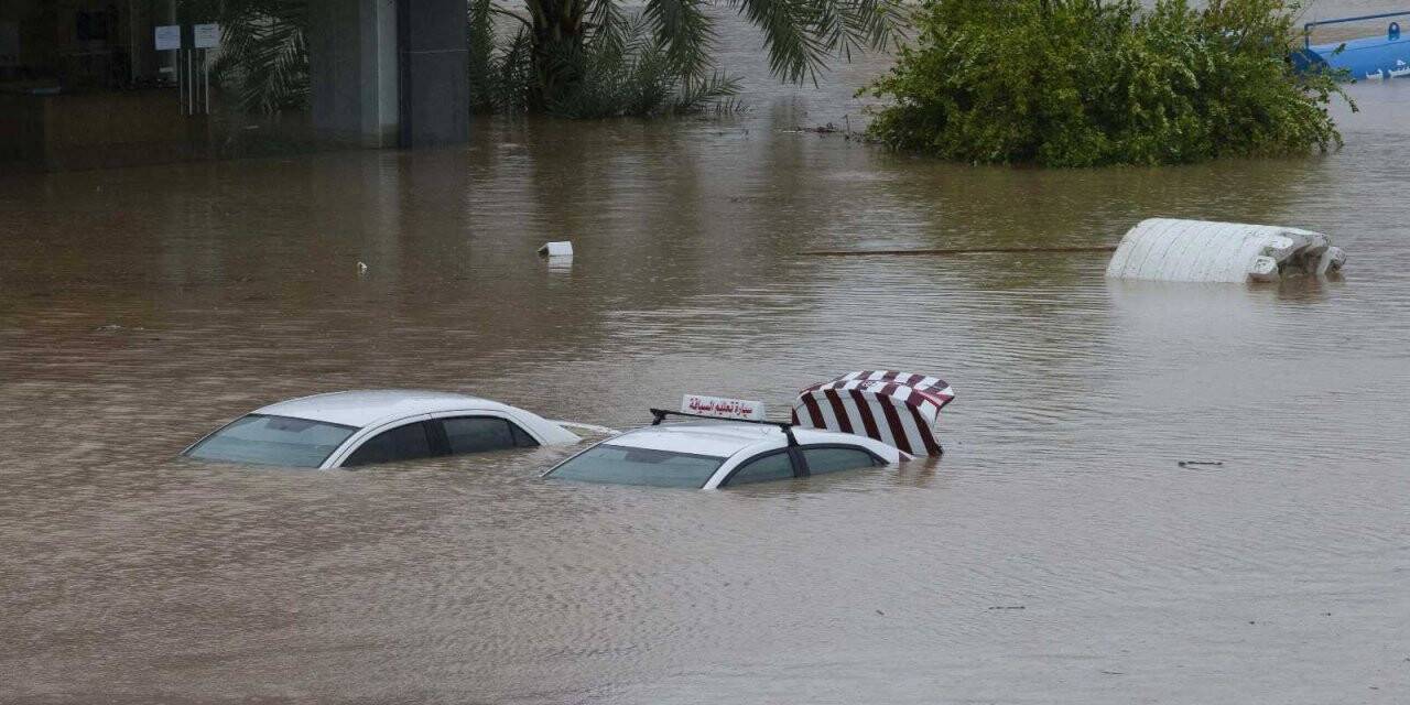 Umman’ı vuran tropik fırtınada can kaybı 3’e yükseldi