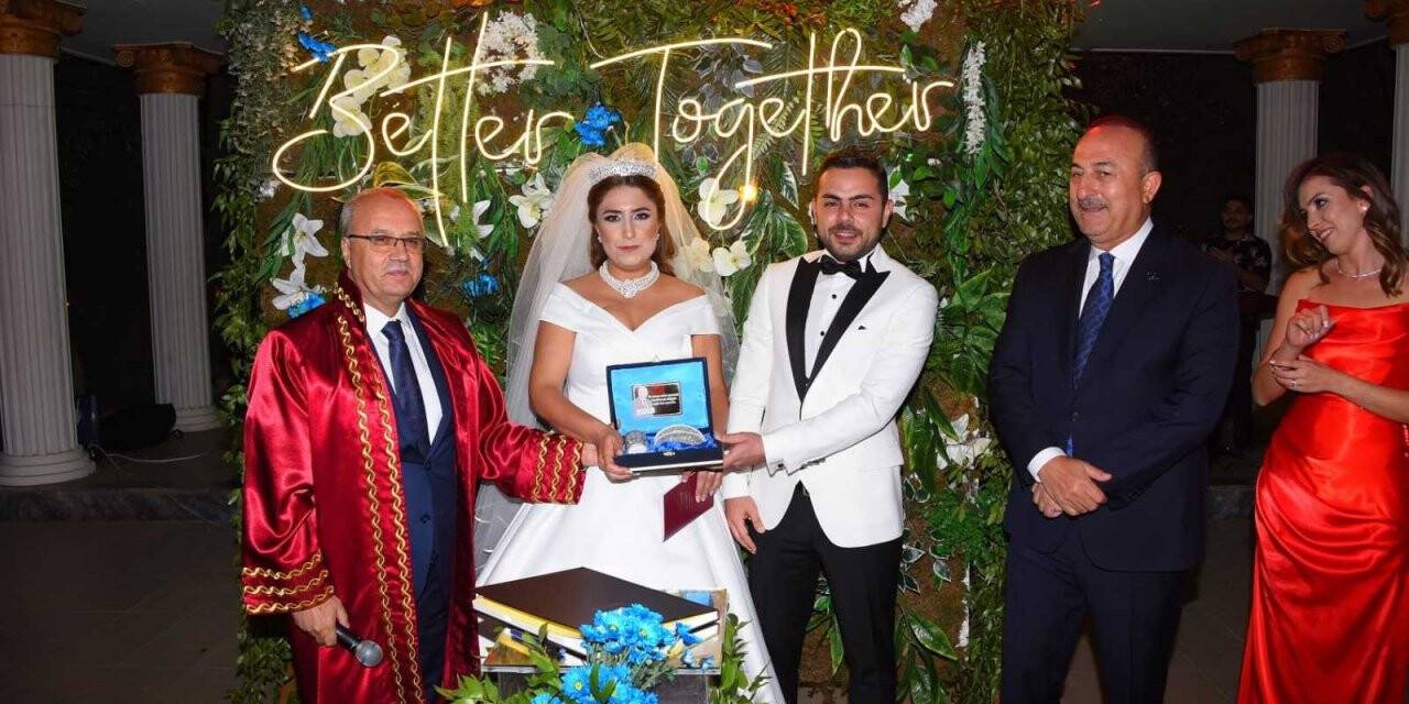 Bakan Çavuşoğlu, Manisa’da nikah şahidi oldu