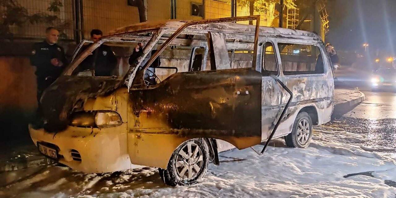 Çalıntı panelvan minibüs yanarak kül oldu
