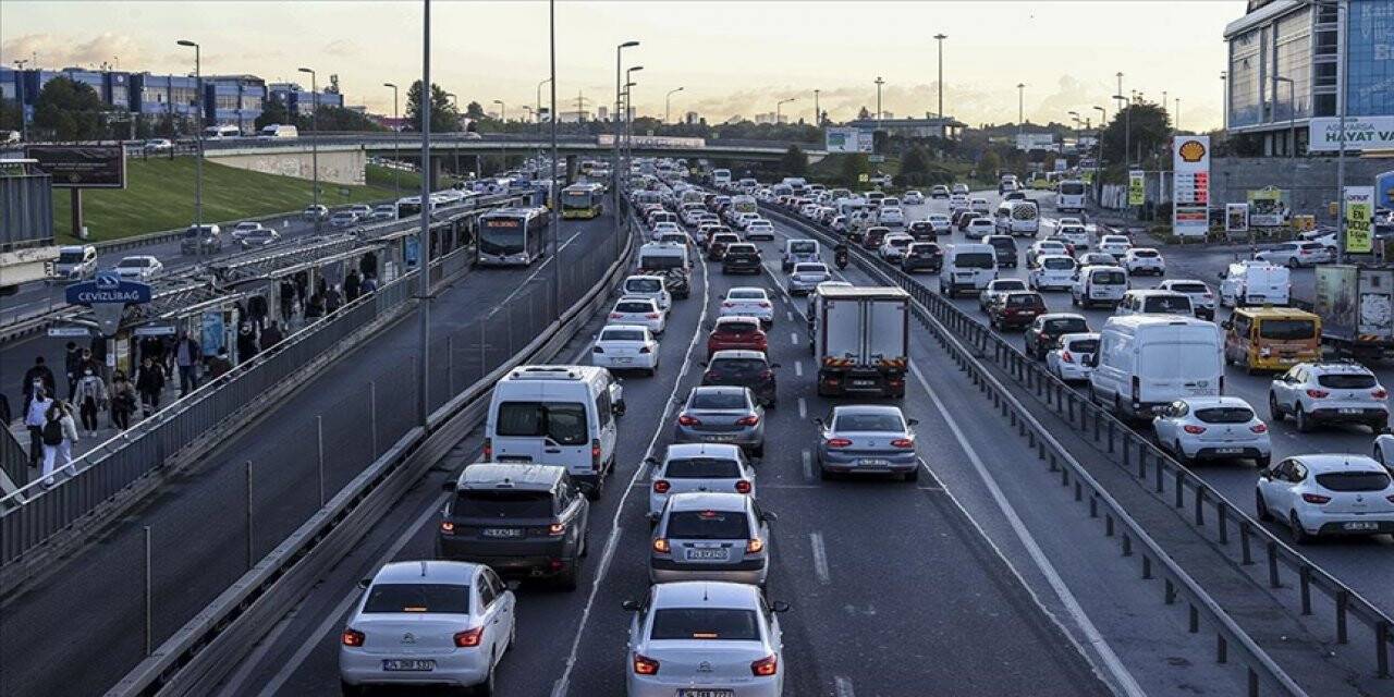 İstanbul'da haftanın ilk iş günü yoğun trafikle başladı