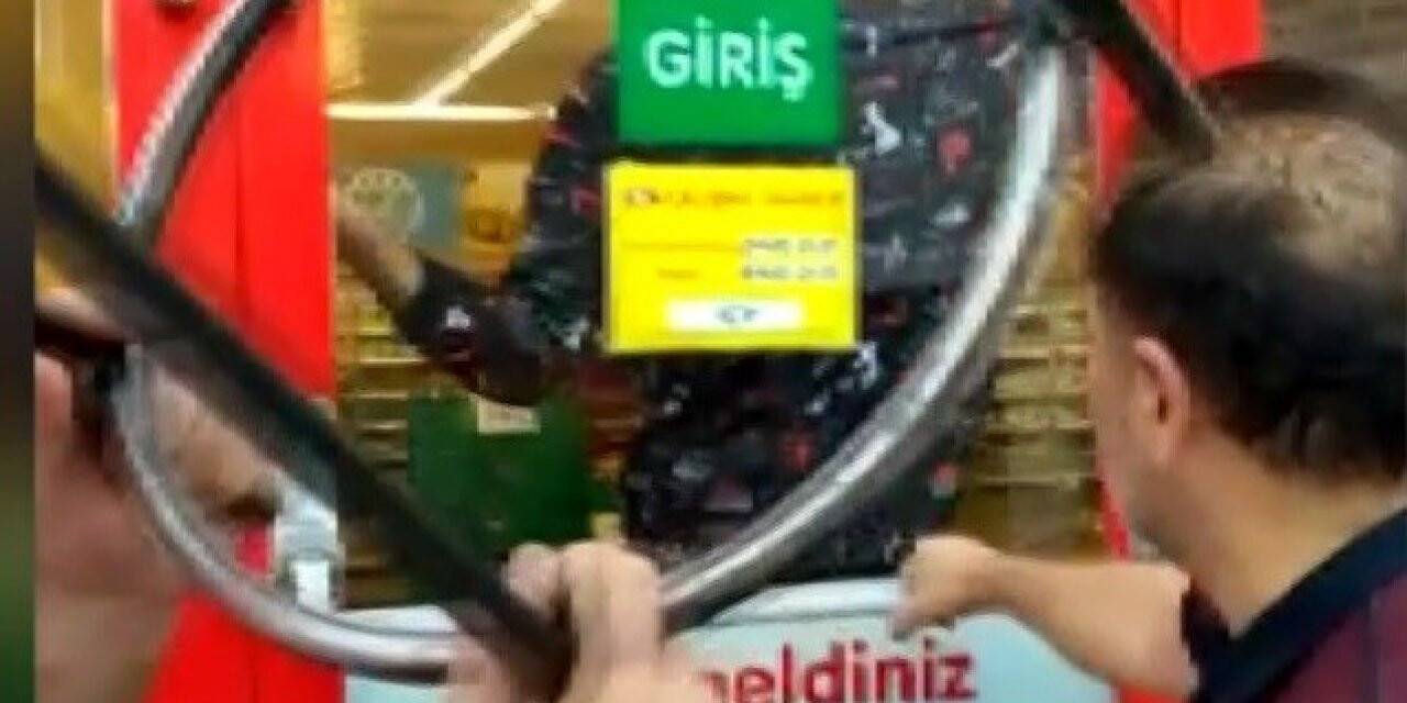 Markete kilitlenen hırsız camı kırarak kaçtı