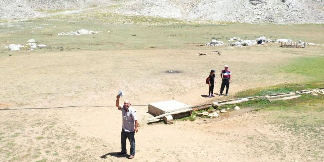 2 bin 500 rakımlı yaylada drone gören çoban sopa ile drone kovaladı