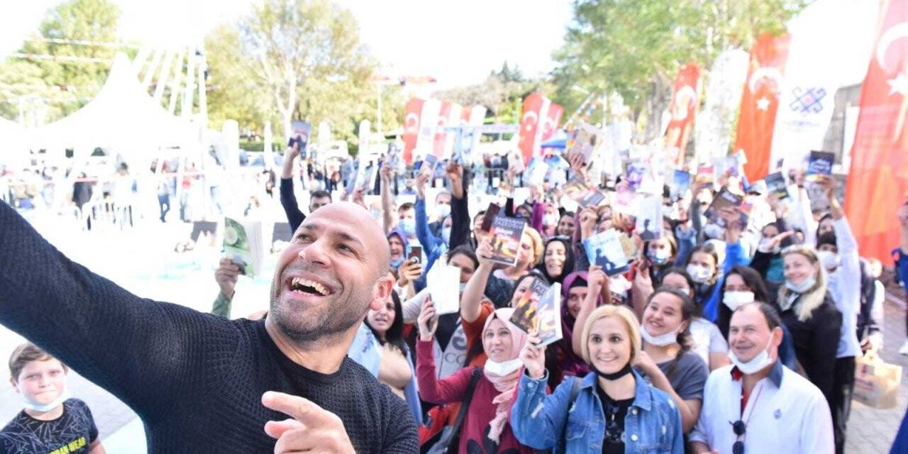 Kahraman Tazeoğlu Altıeylül’de kitapseverler ile bir araya geldi