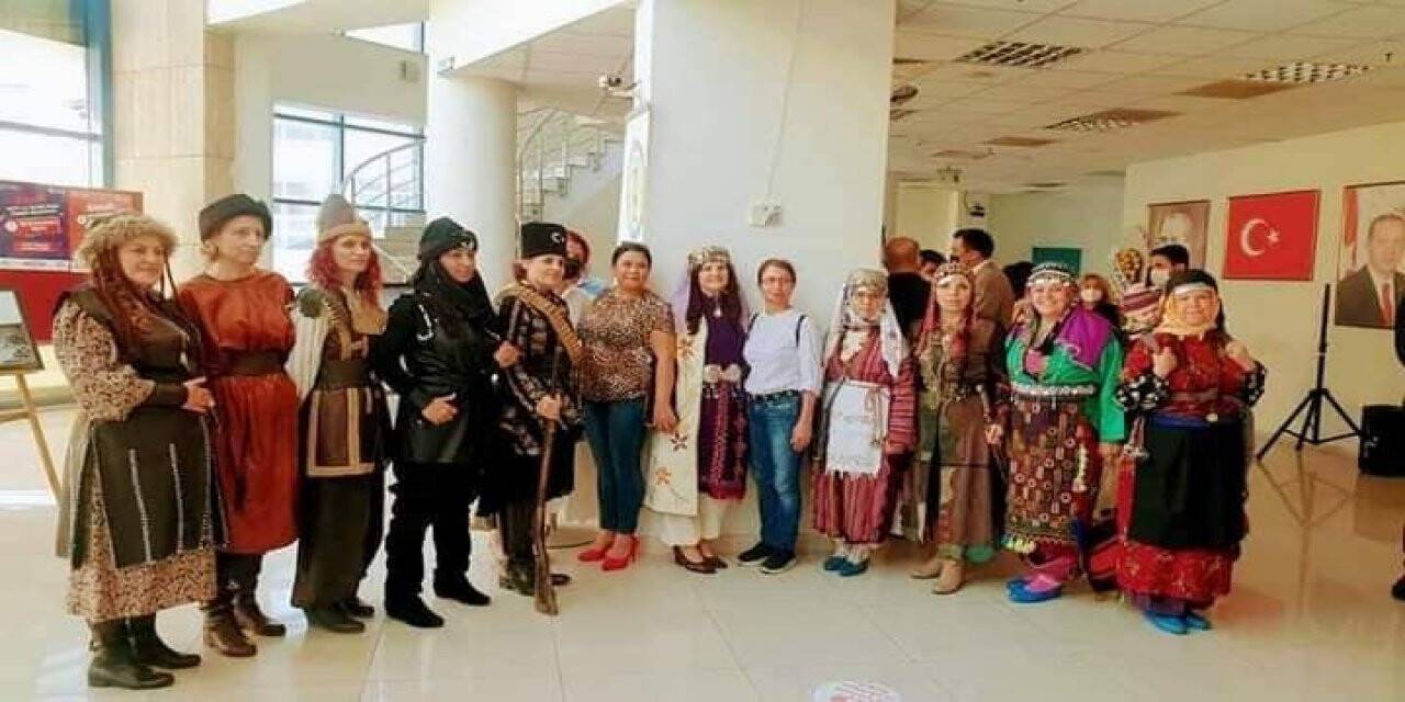 Eskişehir Anadolu Bacıları, Aydın’da tiyatral defile sahnelediler