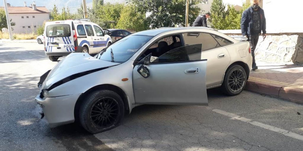 Seydişehir’de otomobil duvara çarptı:2 yaralı