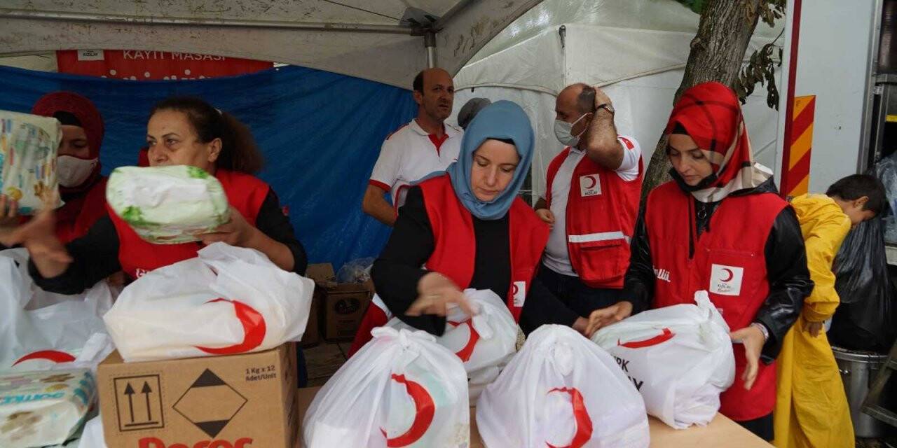 Türk Kızılayı’nın kadın gönüllüleri, afet bölgesinde yaraları sardı