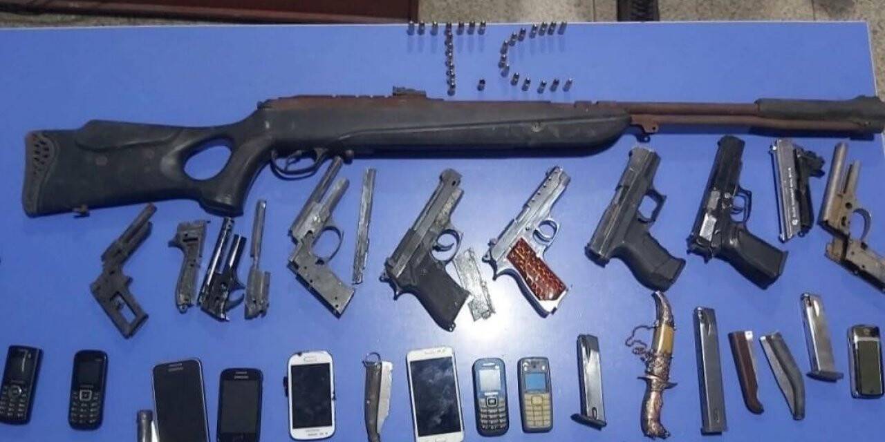 Uyuşturucu baskınında silah ve bıçak yakalandı