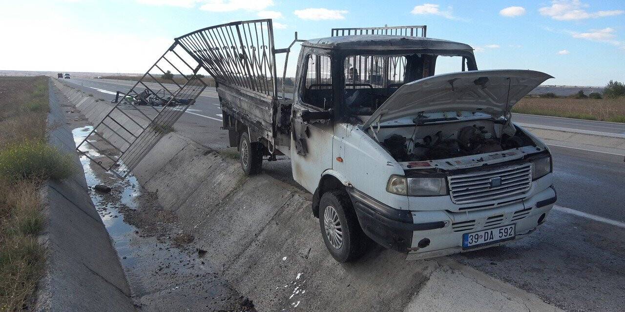 Kırklareli’de seyir halindeki kamyonet alev aldı