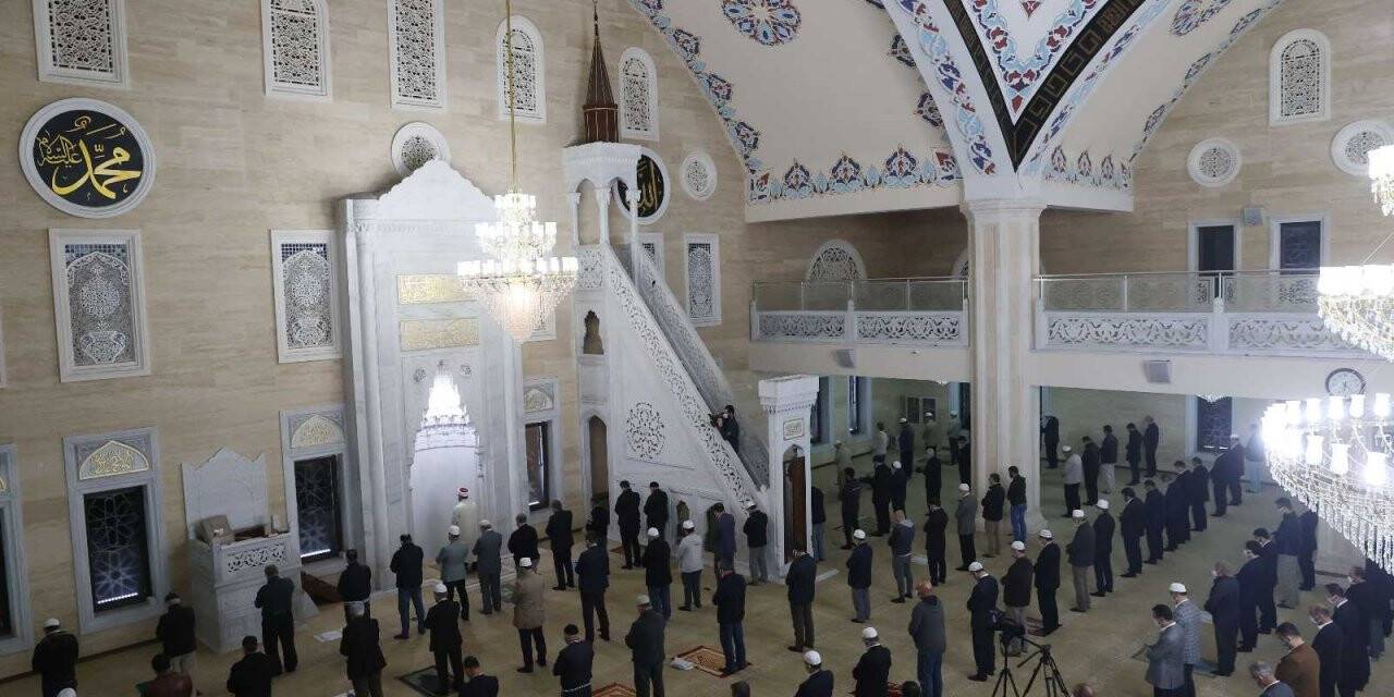 Erbaş: Çocuklarımız camide safların arasında koşsunlar, biz secdedeyken başımıza bassınlar hiç önemli değil