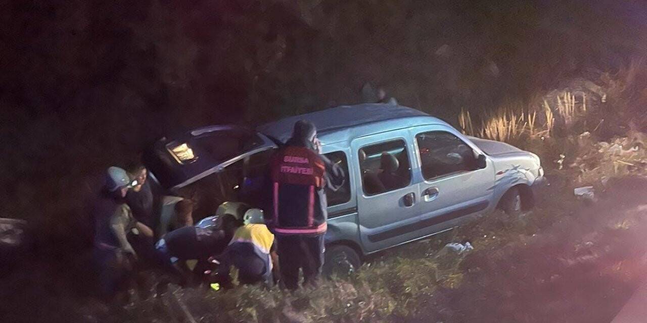 Hafif ticari araç şarampole yuvalandı: 1 ölü, 2 yaralı