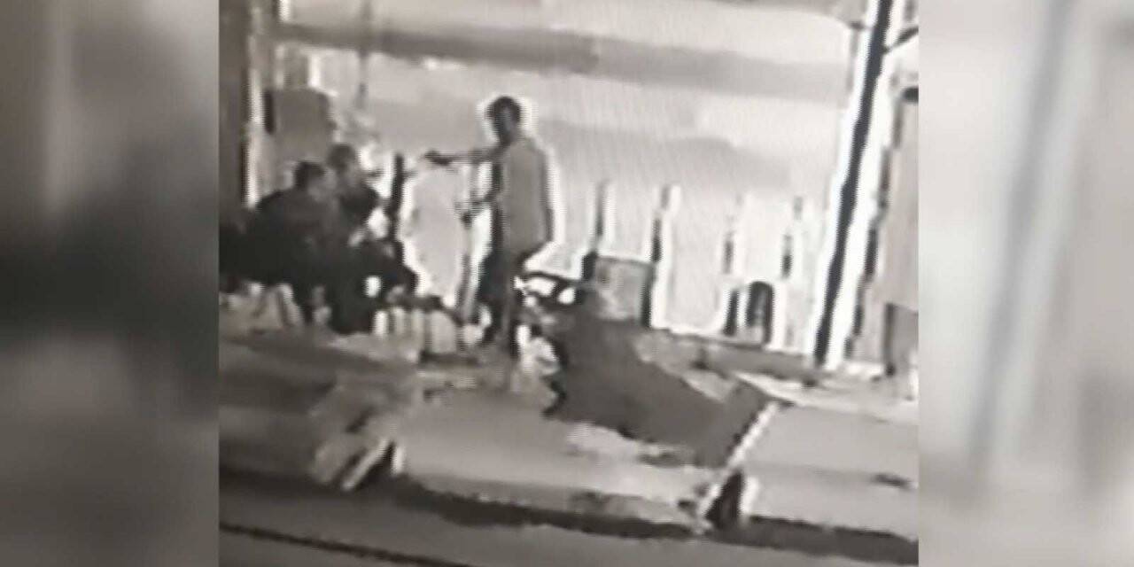 Arkadaşının kafasına sıktı, karşısına oturup bekledi