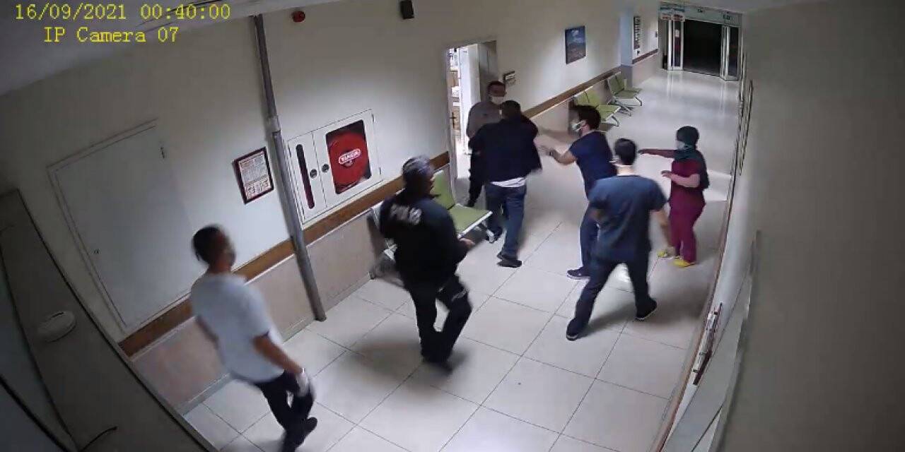 Sarhoş şahıs hastaneyi basarak sağlık personeline saldırdı (Videolu)