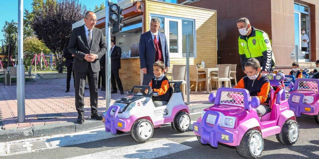 Başkan Kavuş, trafik eğitiminde çocuklara eşlik etti