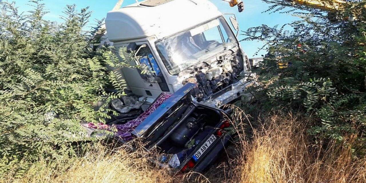 Anne ve oğlu trafik kazasında hayatını kaybetti