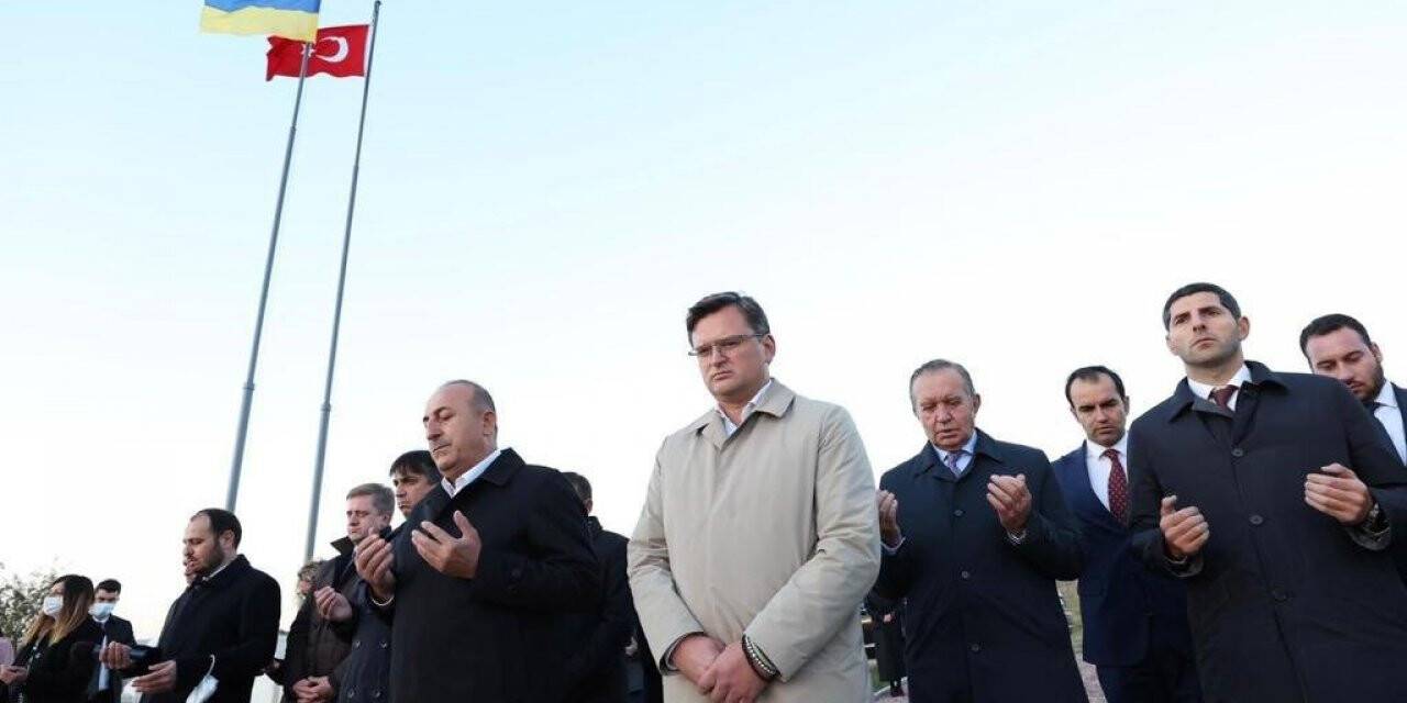 Dışişleri Bakanı Çavuşoğlu, Ukrayna’da Türk şehitliklerini ziyaret etti