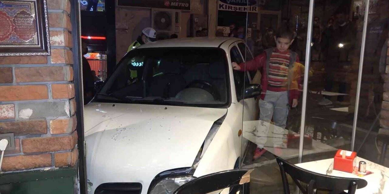 Facianın eşiğinden dönüldü: Fren yerine gaza bastı, otomobil döner salonuna daldı