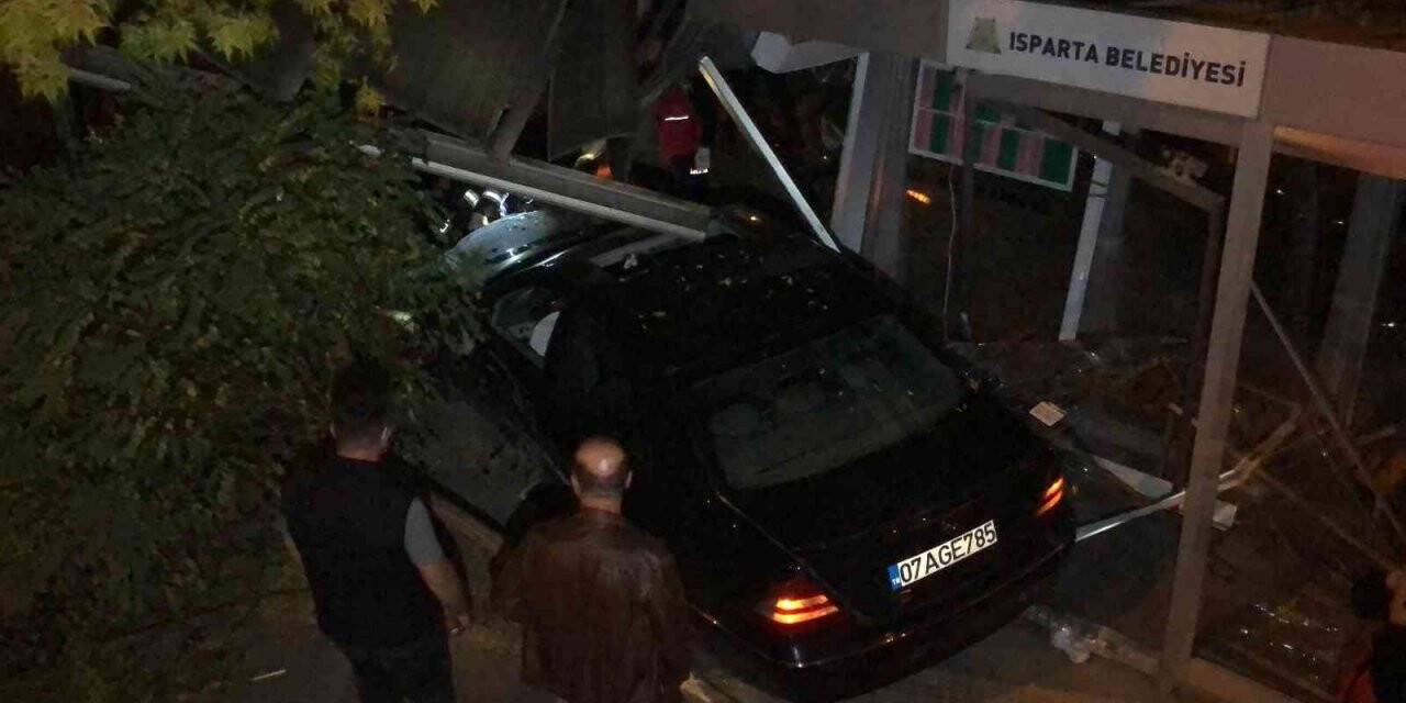 Isparta’da otomobil, otobüs durağına daldı: 5 yaralı