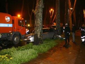 Temizlik kamyonuna çarptı: 1 ölü, 3 yaralı