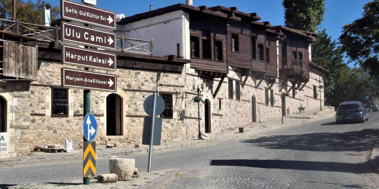 Tarihi Harput Kalesi turistlerin gözde mekanı haline geldi