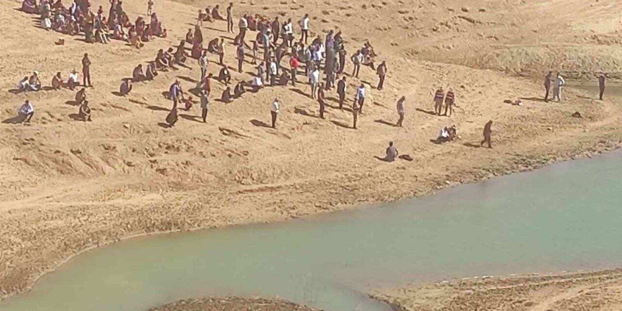 Baraj gölüne giren 2 genç kayboldu