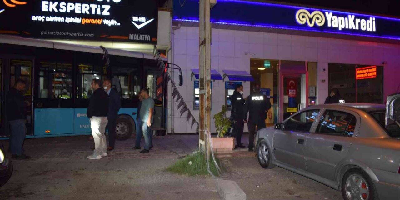Sürücüsü kalp krizi geçiren otobüs oto bakım servisine daldı: 2 yaralı