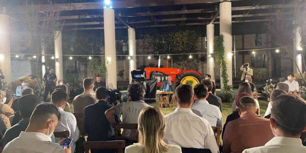 Cumhurbaşkanı Erdoğan, gençlerle ‘Uzun ince bir yoldayım’ türküsünü seslendirdi