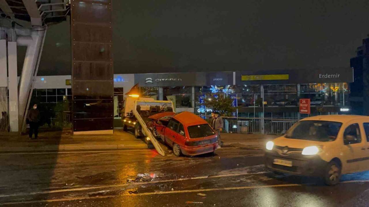 Otomobil sürücüsü kaldırıma çarptı, araç takla attı