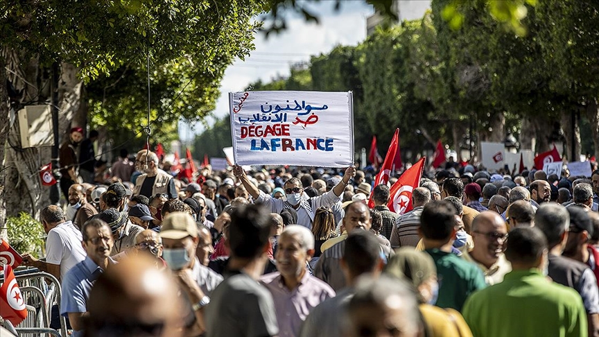 Tunus’ta Cumhurbaşkanı Kays Said'in "olağanüstü yetki kararları" protesto ediliyor