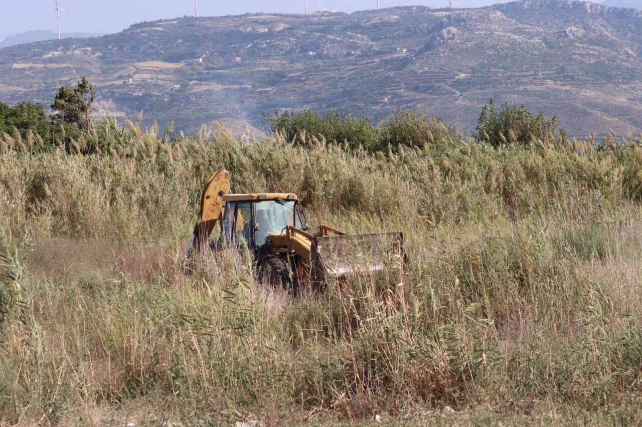 Kuş cennetine kepçe ile geçip yol açmaya çalıştı
