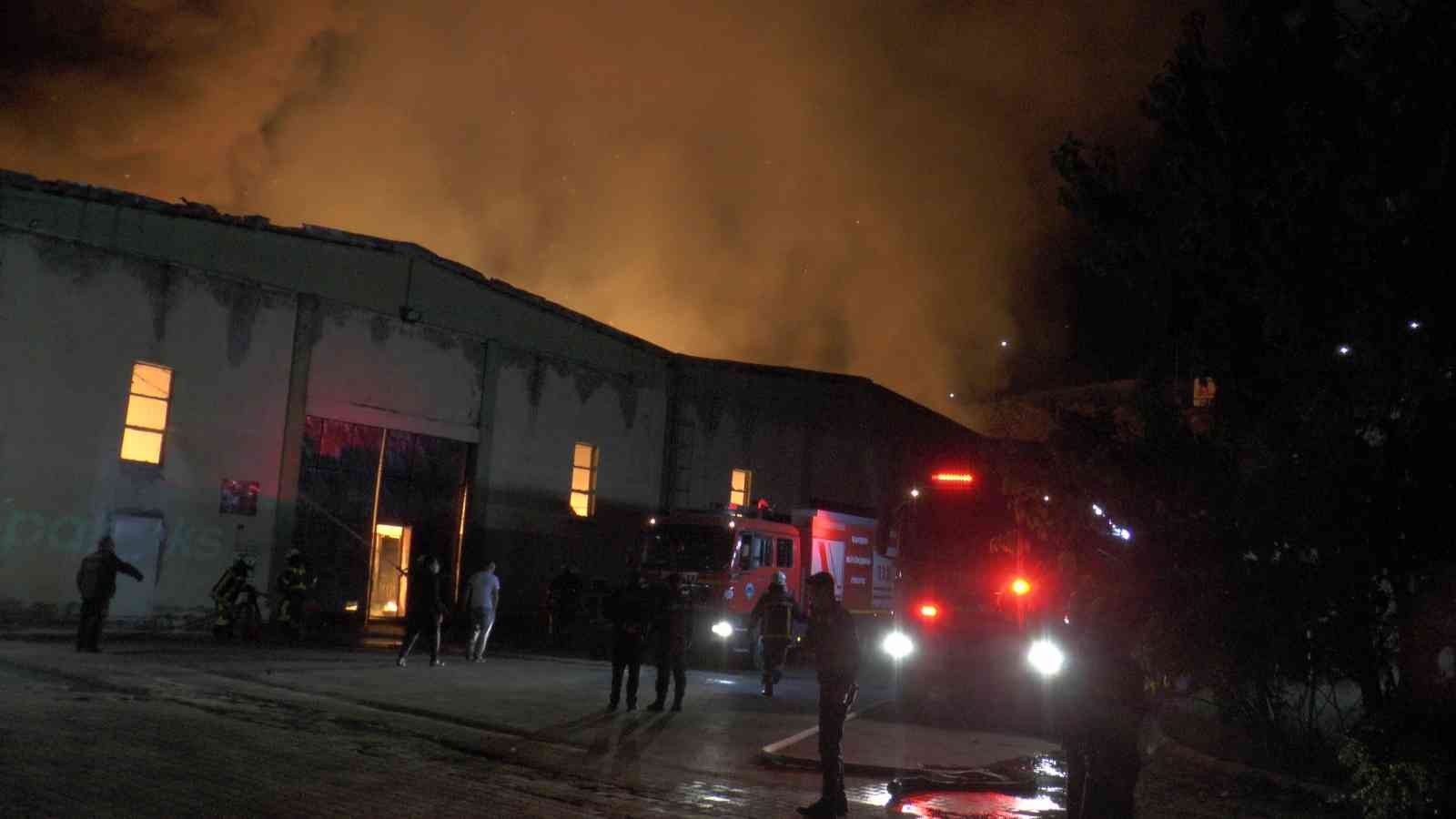 Fabrika yangında alevler geceyi aydınlattı