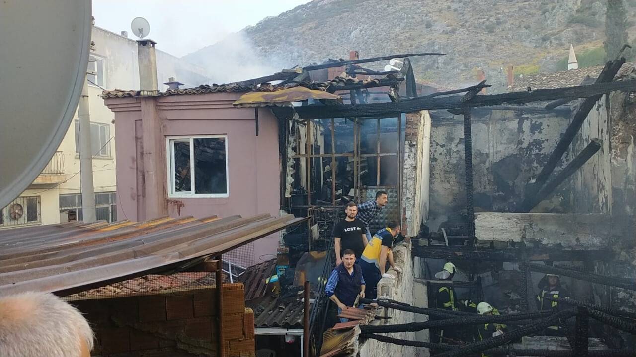 3 ev yandı, 1 kişi öldü
