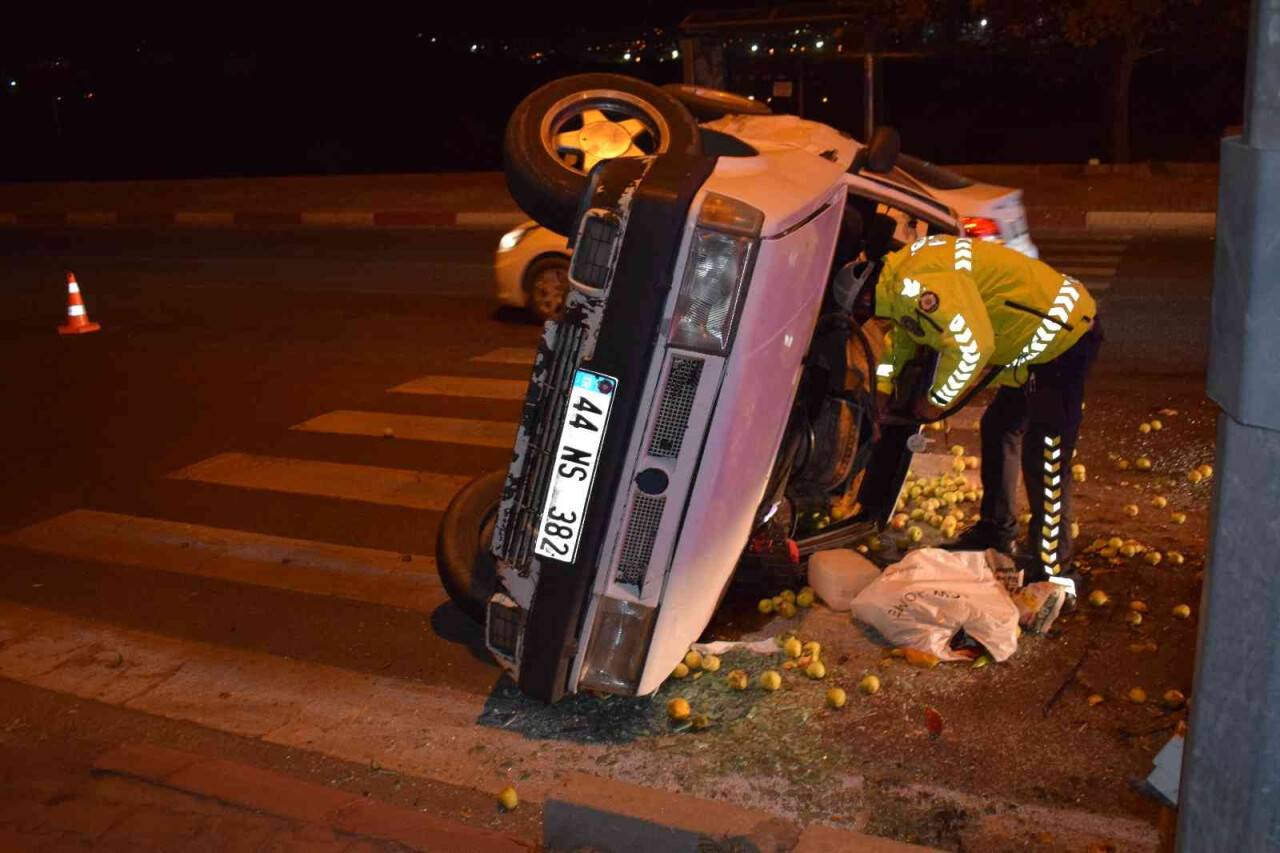 İki otomobil çarpıştı: 3 yaralı