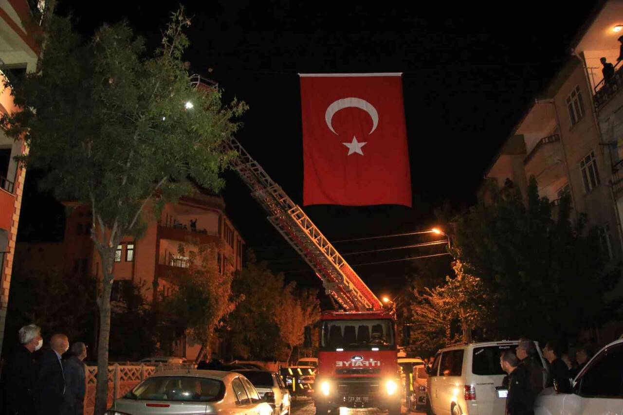 Şehidin baba ocağına Türk bayrağı asıldı