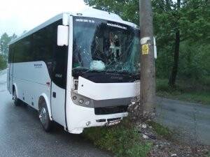 Tur otobüsü direğe çarptı: 14 yaralı