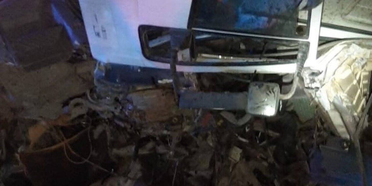Gediz’de sebze yüklü tır devrildi: 1 ölü 1 yaralı