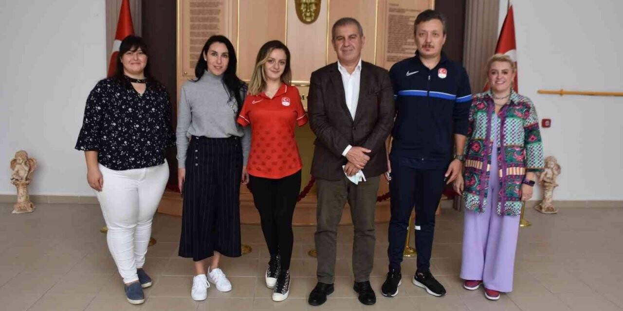 Millî yüzücü Sümeyye Boyacı’dan Gençlik ve Spor İl Müdürü Tatlısu’ya ziyaret