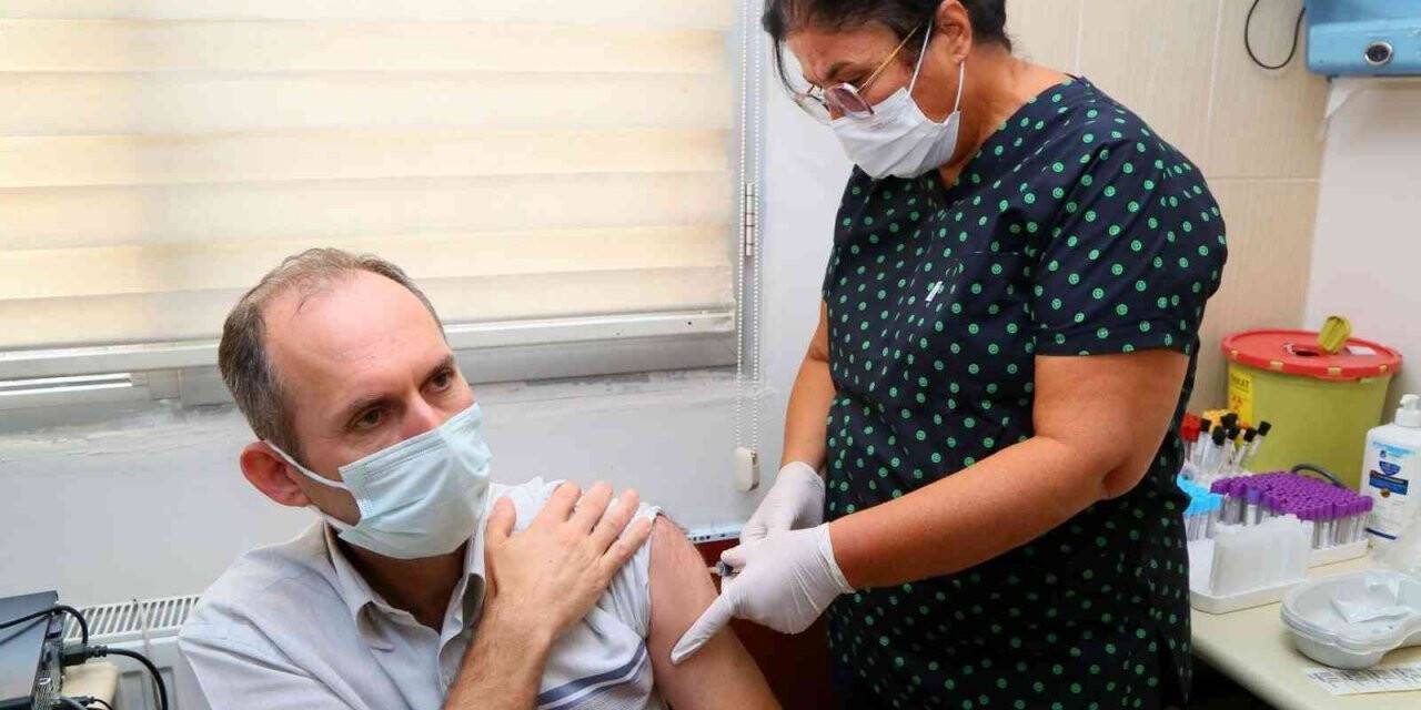 Yerli aşı "TURKOVAC" İzmir’de gönüllü vatandaşlara ilk kez uygulandı