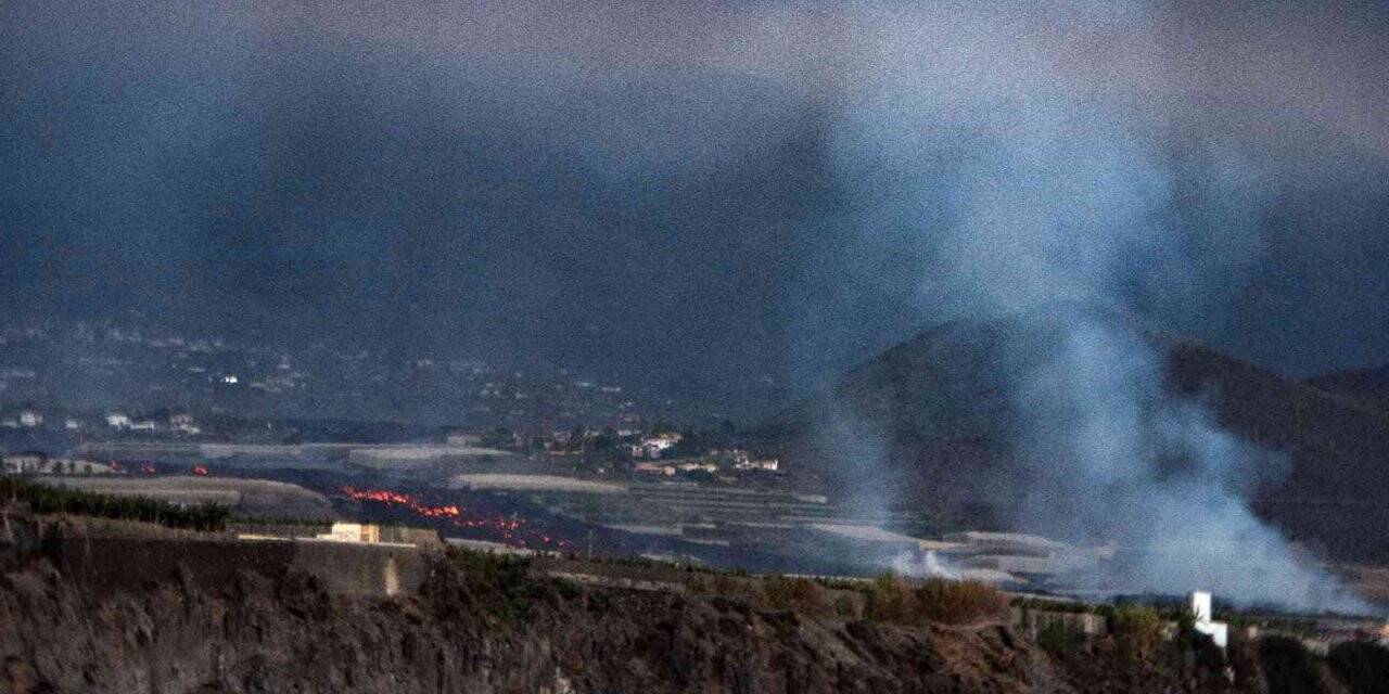 La Palma’da yanardağdan akan lav çimento fabrikasını yaktı