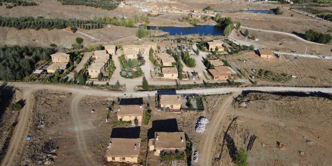 Sonsuz Şükran Köyü’ne ev yaptıran yönetmen Taşdiken, yılın yarısını köyünde geçirecek