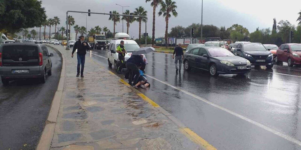 Yağmur bir anda bastırdı sokaklar göle döndü kazalar ardı ardına geldi