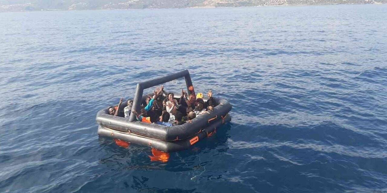 Çanakkale açıklarında 14 düzensiz göçmen yakalandı