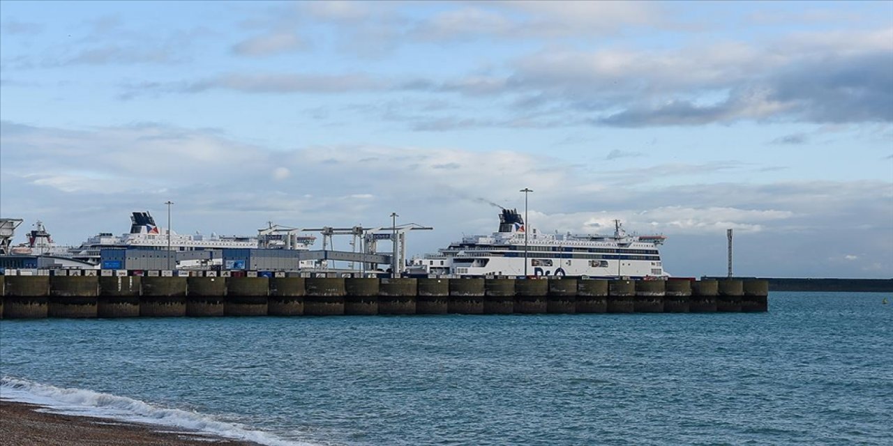İngiliz limanında konteynırlar birikiyor