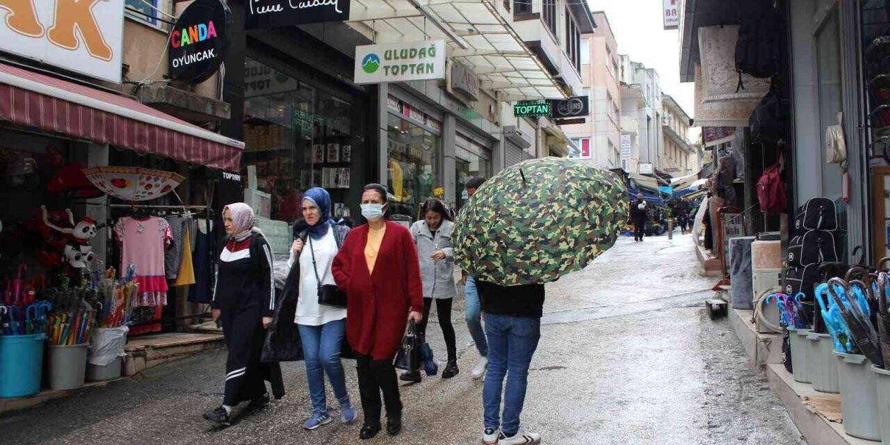 Yağmur yağdı, şemsiye satışları patladı