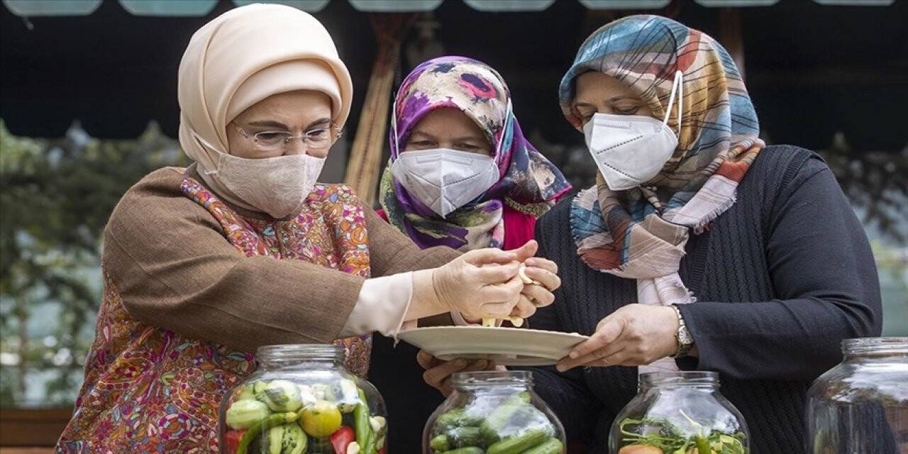 Emine Erdoğan Çubuk'ta kadınlarla turşu kurdu