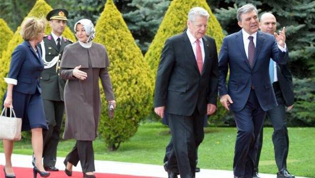 Alman Cumhurbaşkanı kız arkadaşıyla geldi