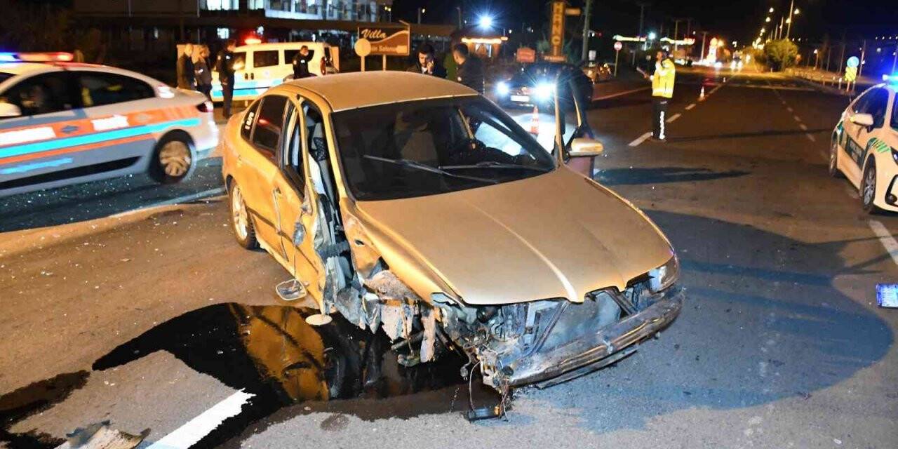 Otomobillerin hurdaya döndüğü kazada 3 kişi yaralandı