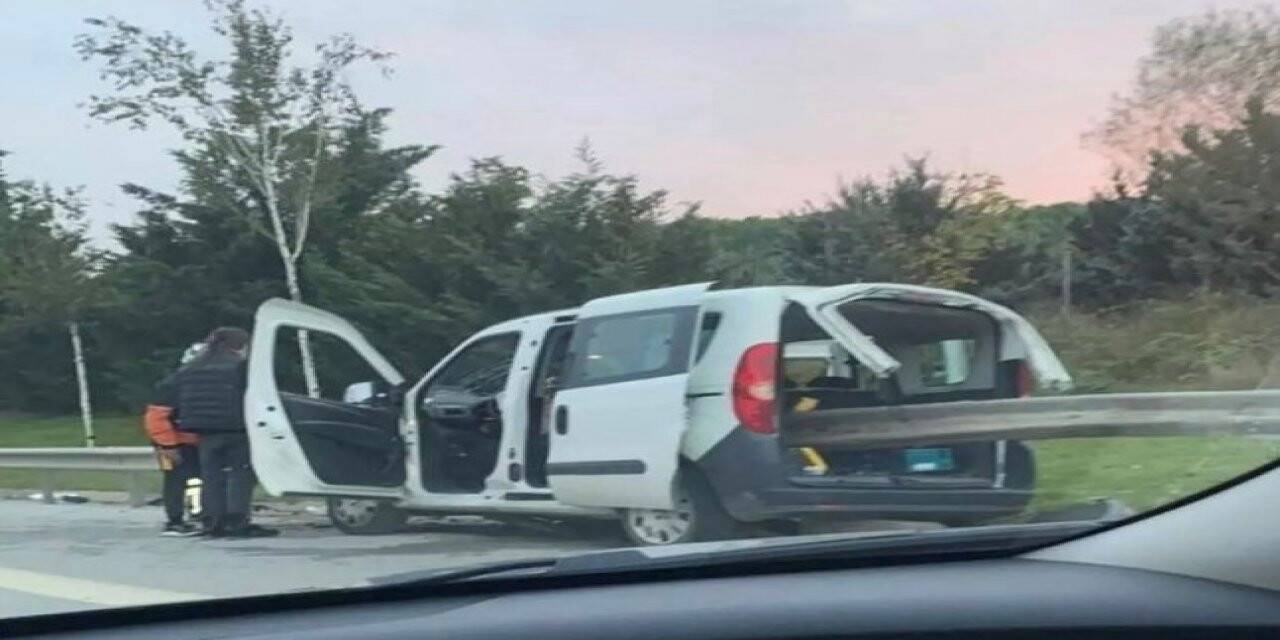 Kartal’da otomobil bariyerlere saplandı