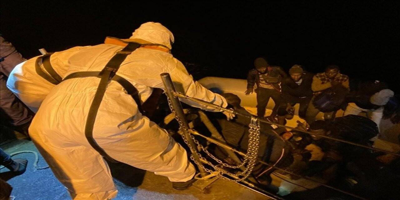 Fethiye açıklarında lastik bottaki 36 düzensiz göçmen kurtarıldı
