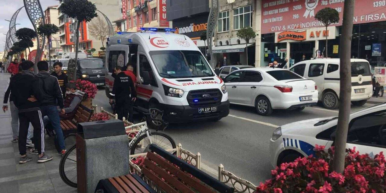 Otomobil ile motosikletin çarpışma anı güvenlik kameralarında